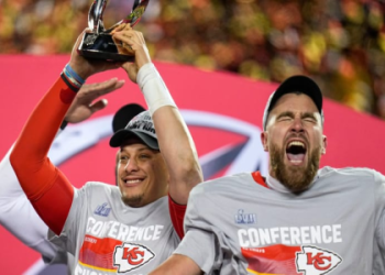 Should you choose Geno Smith or Derek Carr? This simple comparison guide will help all NFL fans decide.