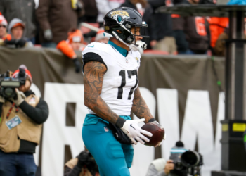 Breece Hall or Jaylen Waddle: Simple Player Comparison, Pros and Cons Listed.